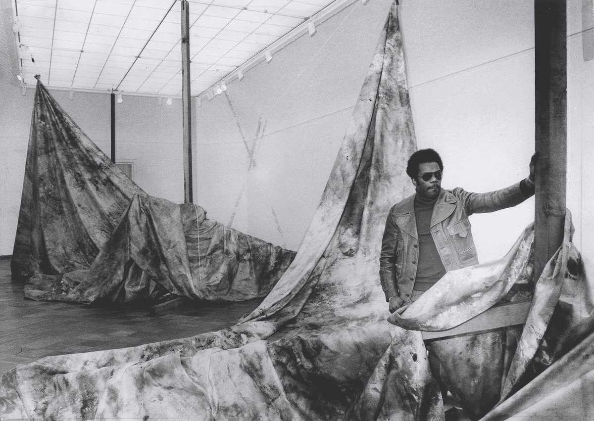 Sam Gilliam pictured in San Francisco in 1973 Photo: Art Fresh / Courtesy San Francisco Chronicle / 2018. ProLitteris, Zurich.