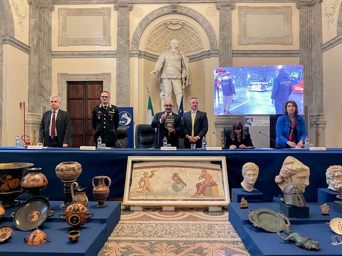 Officials pose with the 60 repatriated objects during the 23 January ceremony in Rome Courtesy Carabinieri per la Tutela del Patrimonio Culturale. © Emanuele Antonio Minerva