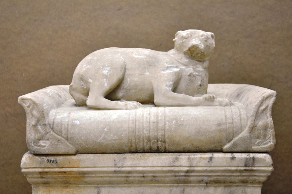 The couchant little dog. Found in the National Garden (Athens) in 1937. Mid 3rd cent. A.D.
© TAΠΑ/Εθνικό Αρχαιολογικό Μουσείο.