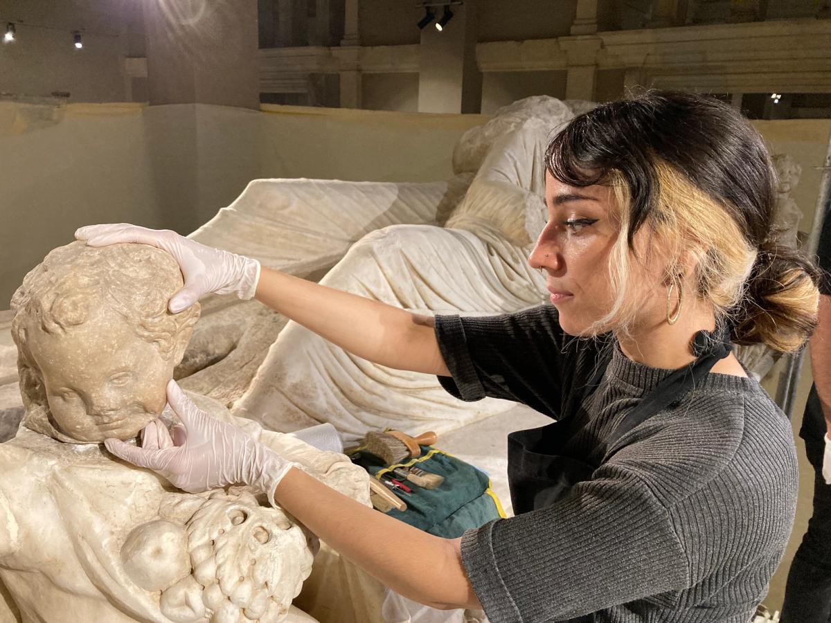 A conservator working at the Istanbul Archaeology Museum to reattach the Head of Eros to the Sidamara Sarcophagus © Victoria and Albert Museum, London
