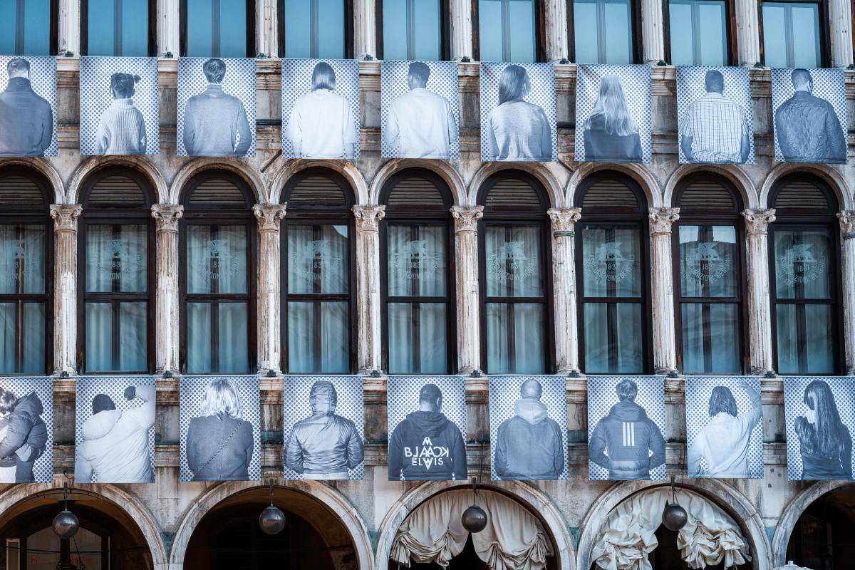 A further sound installation by French artist Sarah Makharine features recordings of personal aspirations shared by each of those who posed for the facade display
Lungo Linea Studio