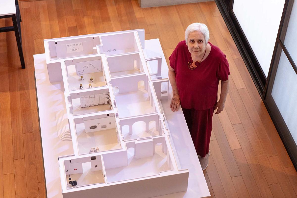 Non-stop: Anna Maria Maiolino with a model of the Musée Picasso, where her Estou aqui exhibition opens this month with around 100 previously unshown works—including drawings, sculptures, paintings and videos—offering a career survey that spans six decades of creativity by an artist who continues to make new art

Photo © Everton Ballardin