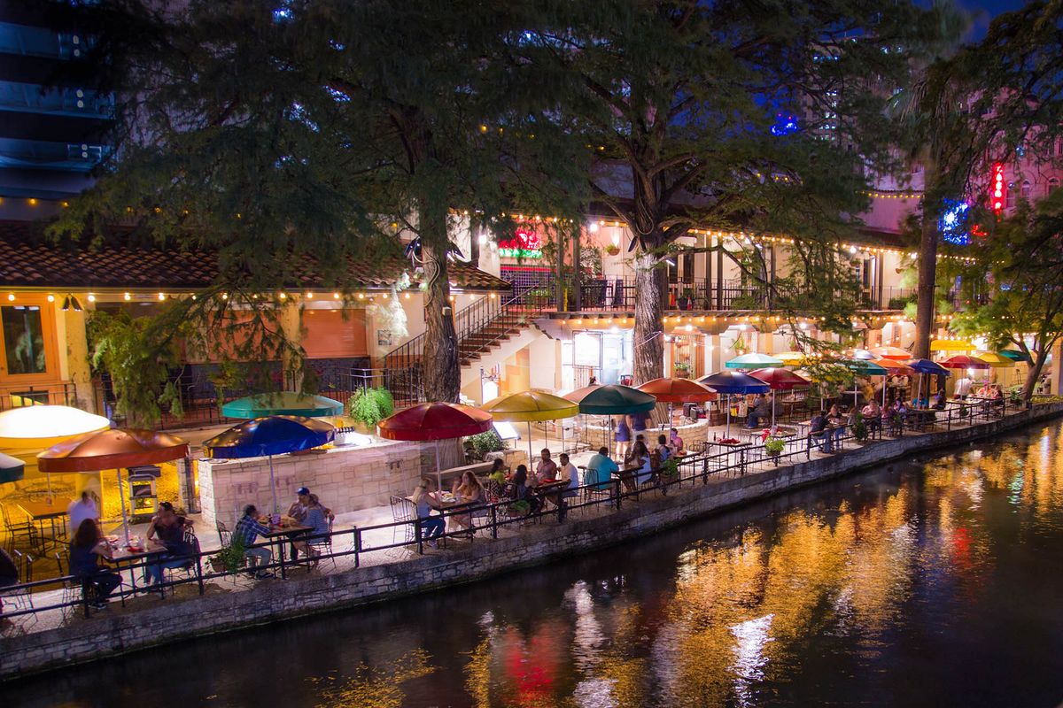 Restaurants along the San Antonio river walk near the Fig Tree Restaurant Photo by Dat Lien, via Wikimedia