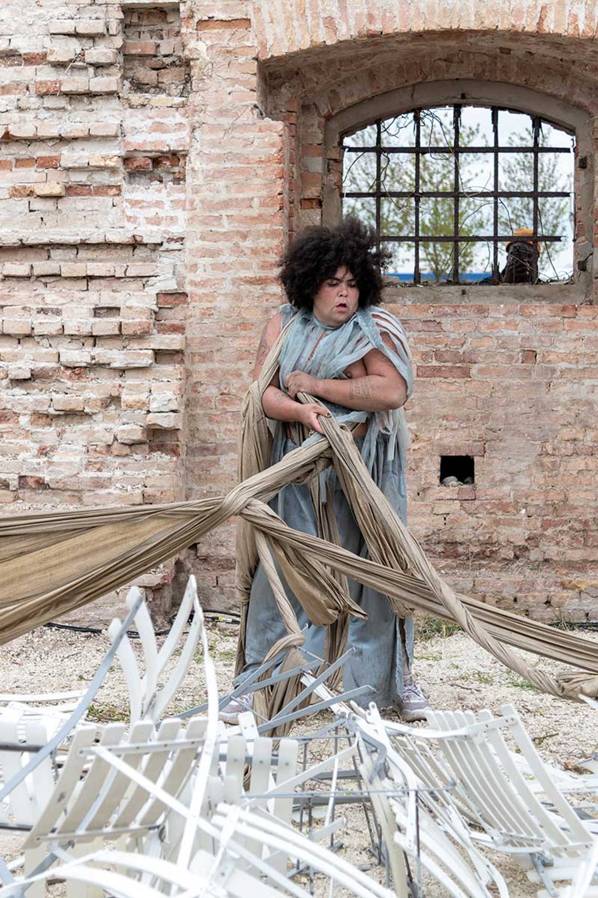 Tie me up, tie me down: the artist Jota Mombaça in her performance piece in the tired watering at San Giacomo di Paludo during the 2022 Biennale

Photo: Irene Fanizza