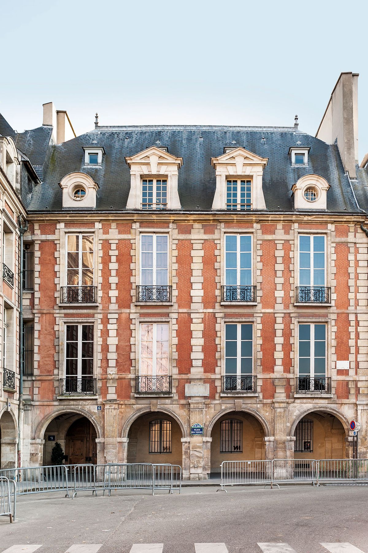 The façade of the Maison de Victor Hugo in Place des Vosges, Paris Photo: Pierre Antoine / Paris Musées