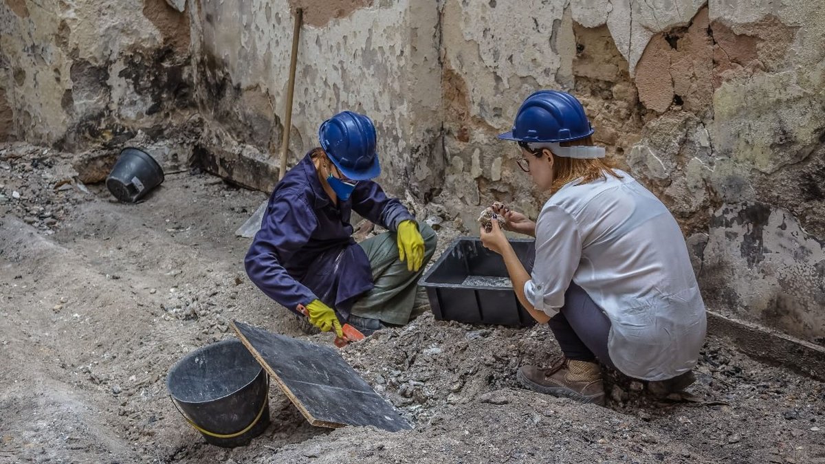 Museum workers help recovers objects from the National Museum's collection in the rubble caused by the fire Photo: Marcos Gusmão