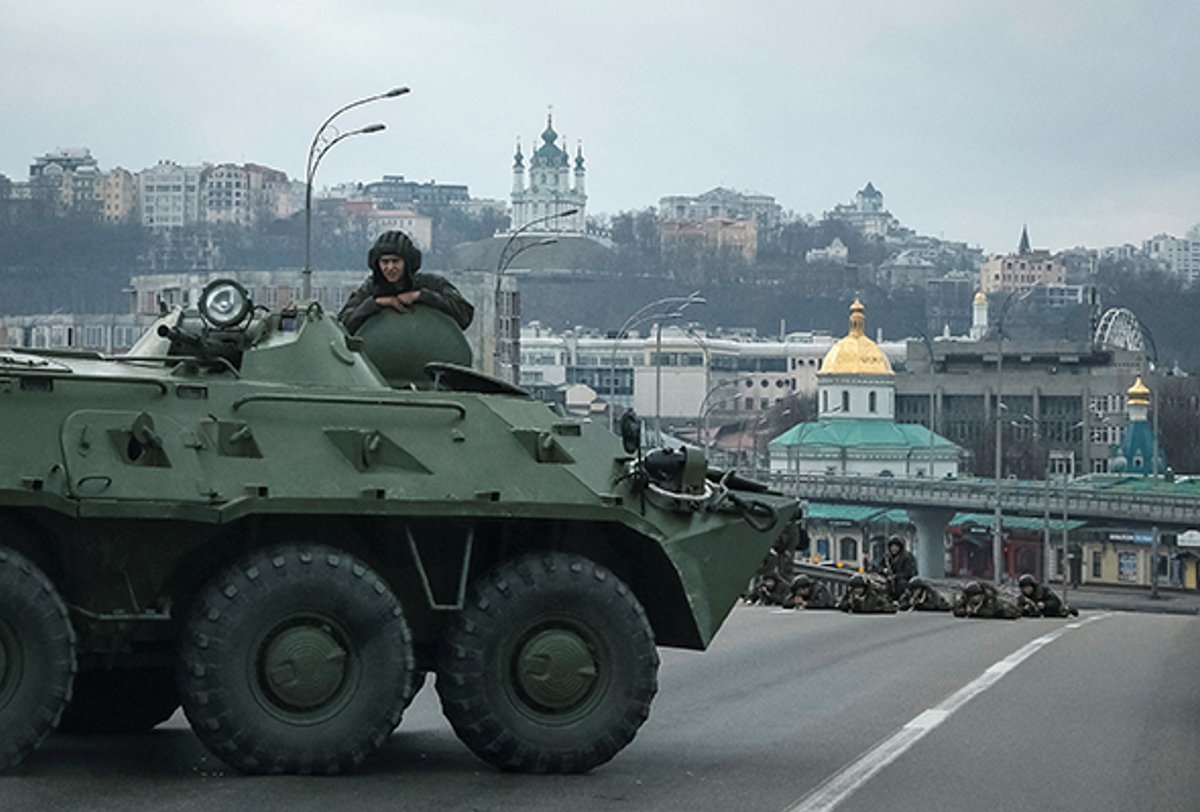The Ukrainian National Guard take position in central Kyiv, Ukraine today © REUTERS/Gleb Garanich
