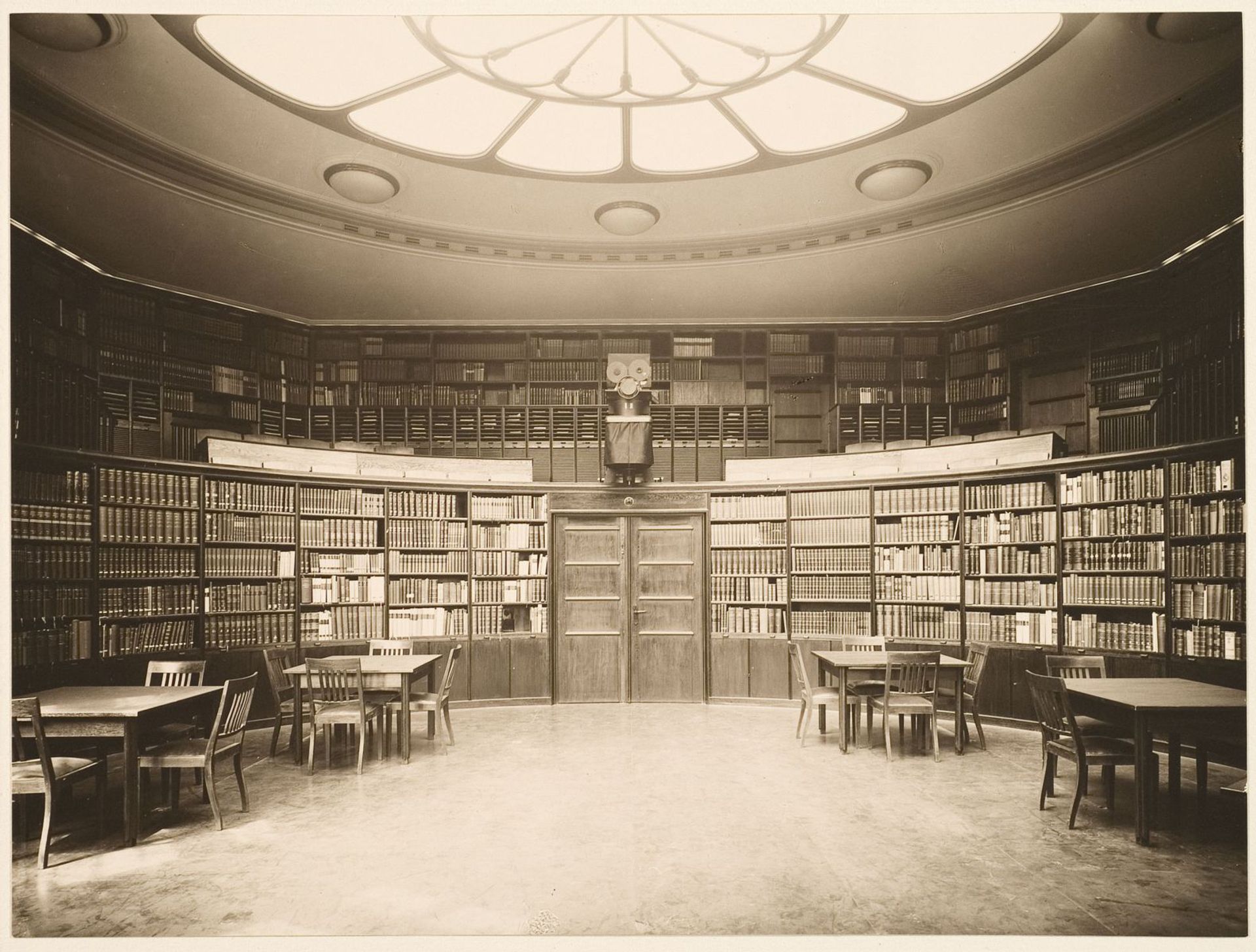 Aby Warburg’s library in Hamburg, which was smuggled out of Nazi Germany to London in 1933 Courtesy of the Warburg Institute