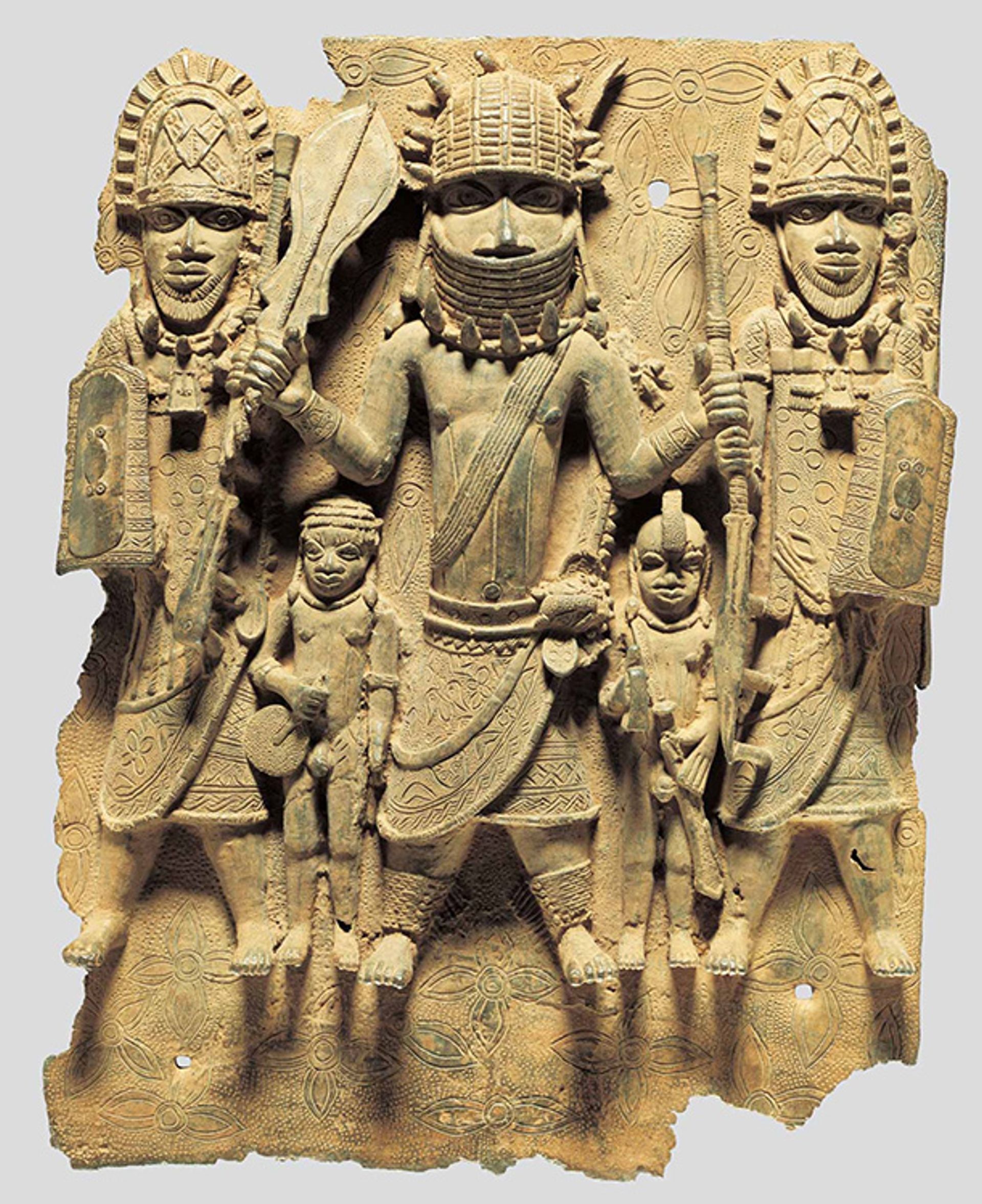 A Relief plaque depicting a king (oba) and four attendants (16th century), in the collection of the Ethnological museum in Berlin Photo: © Staatliche Museen zu Berlin, Ethnologisches Museum / Claudia Obrocki