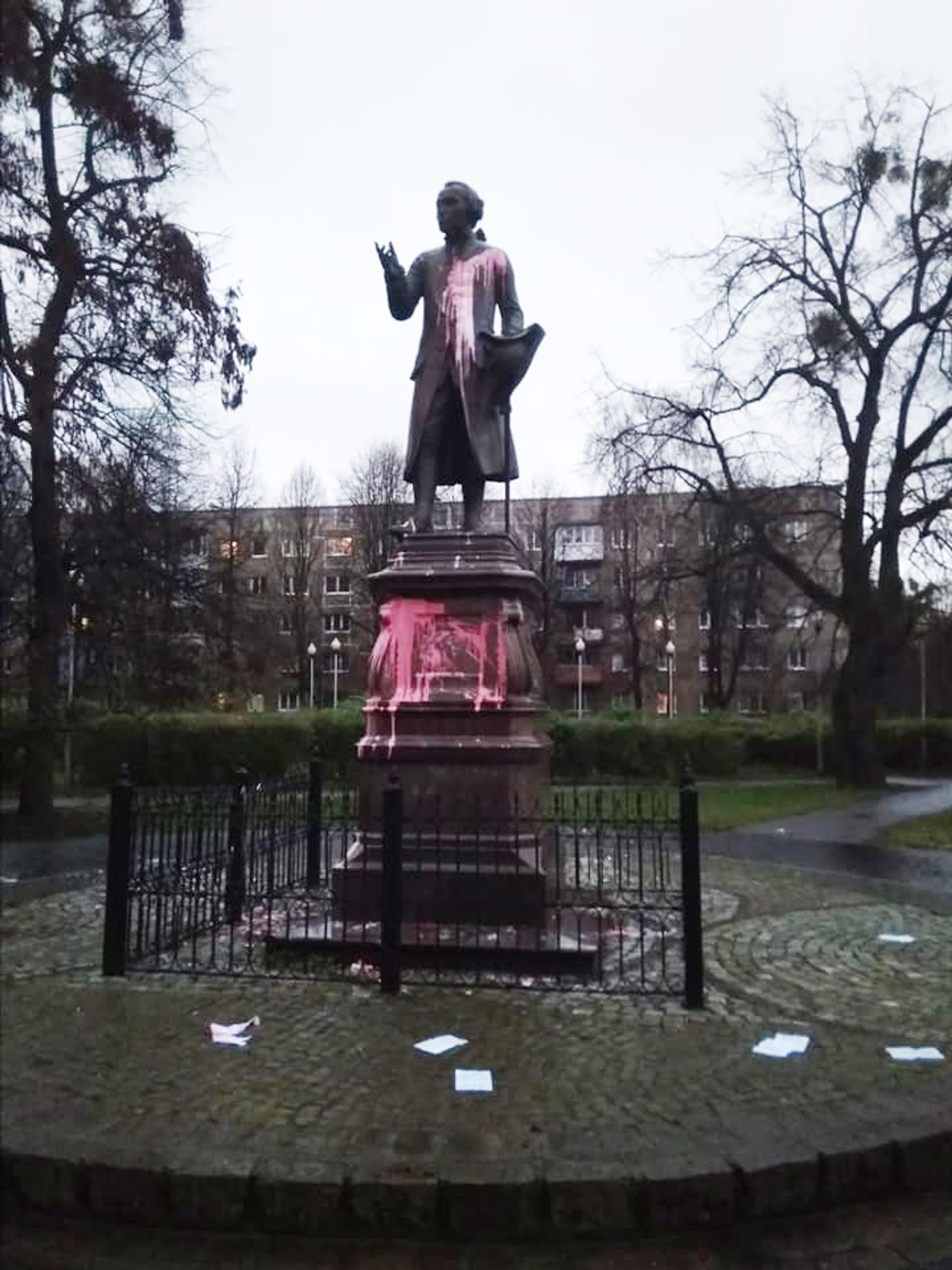 A monument to the philosopher Kant was defaced in Kaliningrad © Oksana Maitakova/Facebook