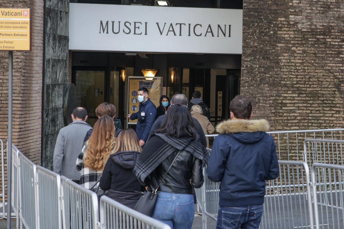 Visitors queuing for the Vatican Museums, which reopened to the public on 1 February after three months’ closure © IPA MilestoneMedia/PA Images
