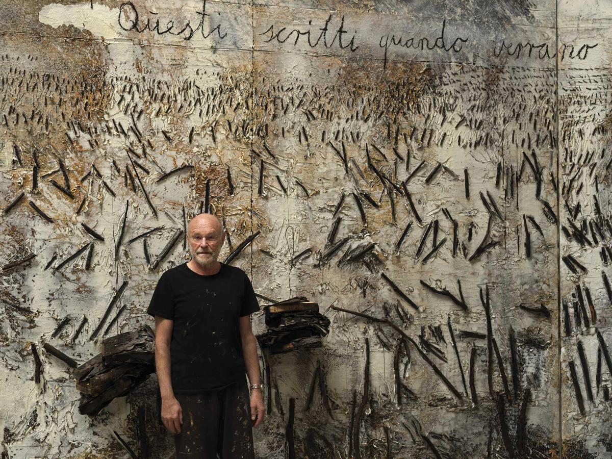 “I try all the time [to create a masterpiece], but I can’t, my talent is not enough“: Anselm Kiefer with These writings, when burned, will finally cast a little light, one of his monumental paintings, which takes its title from a quote by the Venetian philosopher Andrea Emo, reflecting his own practice of destroying and resurrecting paintings

Photo: Georges Poncet © Anselm Kiefer





