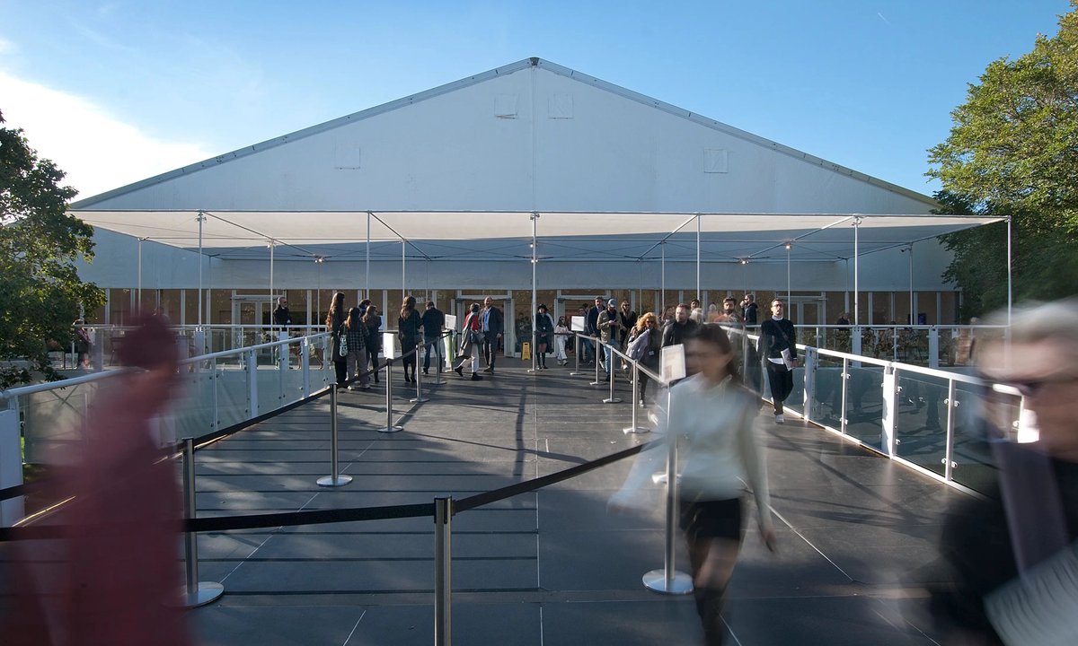 The art fair dilemma as in-crowd VIP collectors reduce fair attendance The art fair dilemma as in-crowd VIP collectors reduce fair attendance