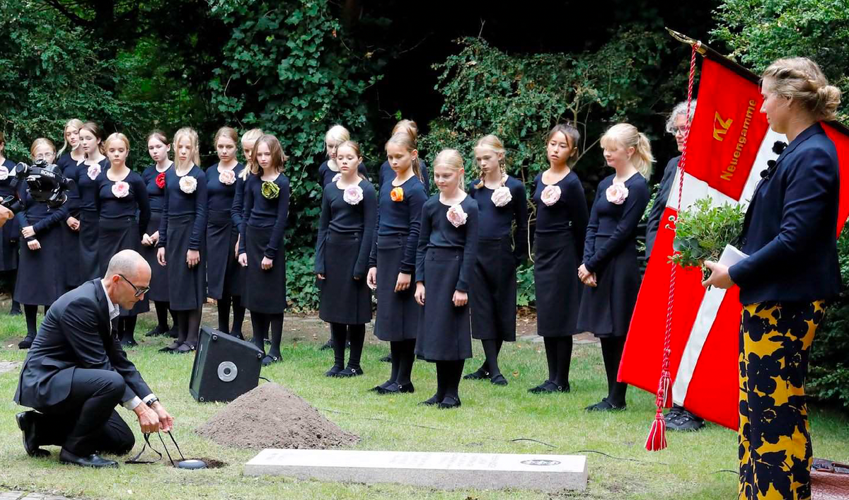 Morten Becker Saul, grand nephew to Preben Holger Larsen, placing the urn to the ground at Mindelunden during the memorial service, 29 August 2022
© Mindelunden in Ryvangen
