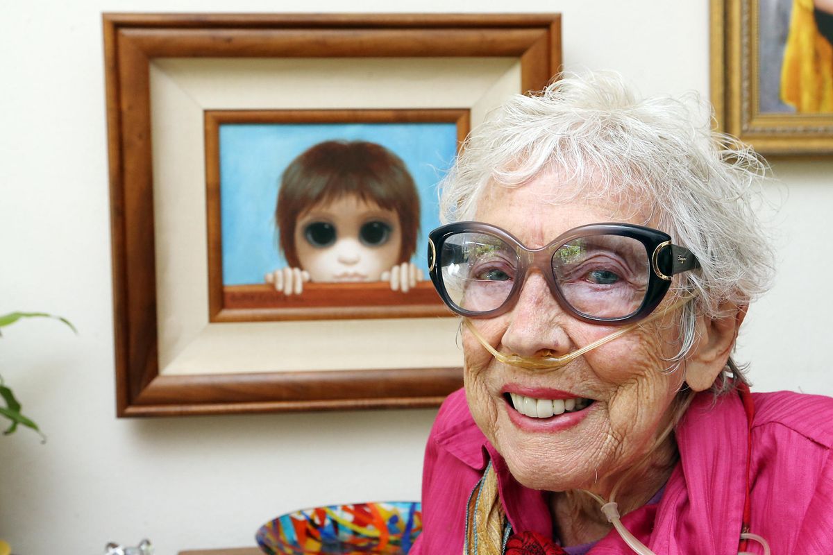 Margaret Keane with one of her paintings in 2018 © Napa Valley Register via ZUMA Wire