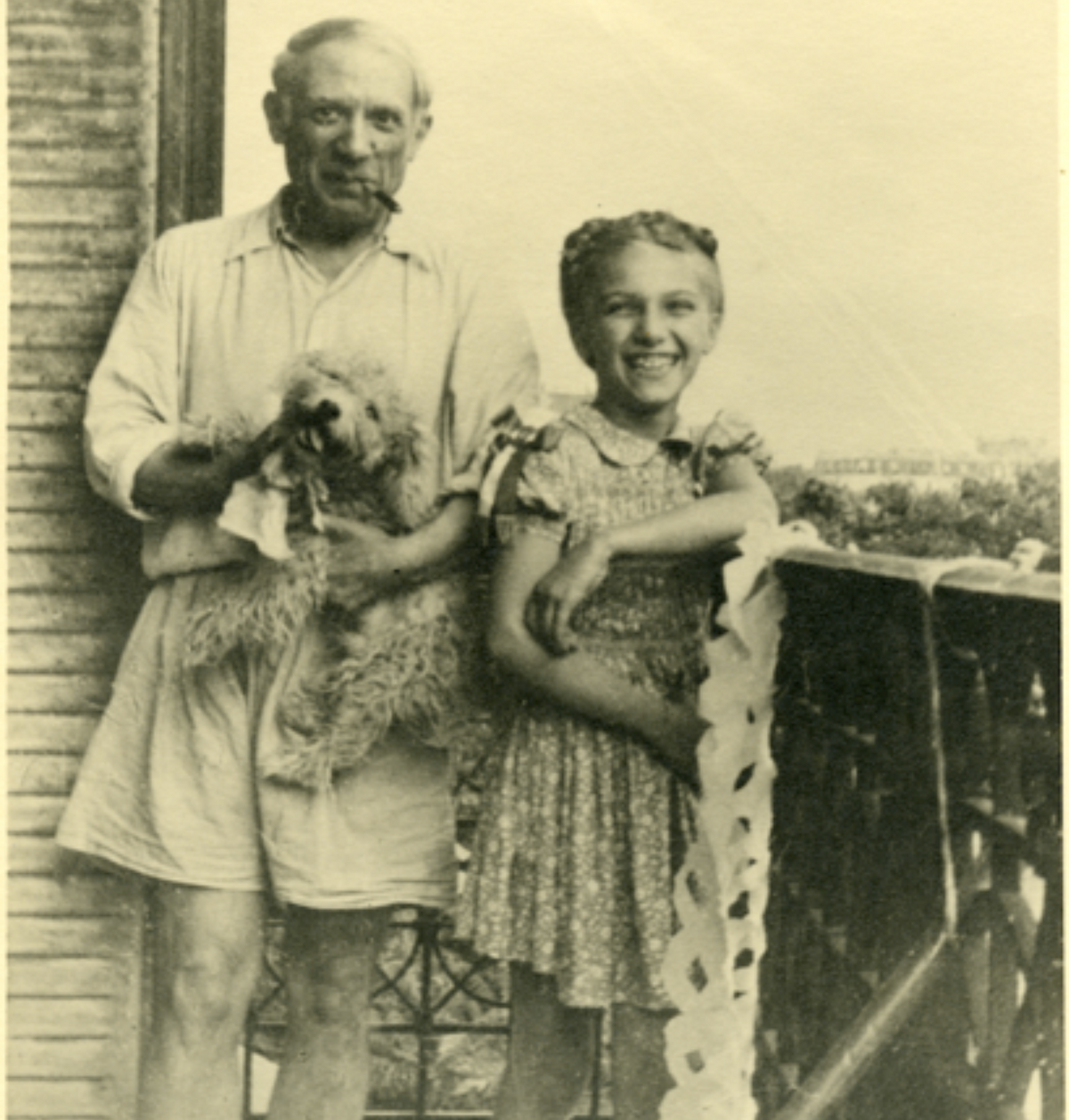 Pablo Picasso and his daughter Maya with their dog Riki. Paris, 25 August, 1944
© Archives Maya Ruiz-Picasso