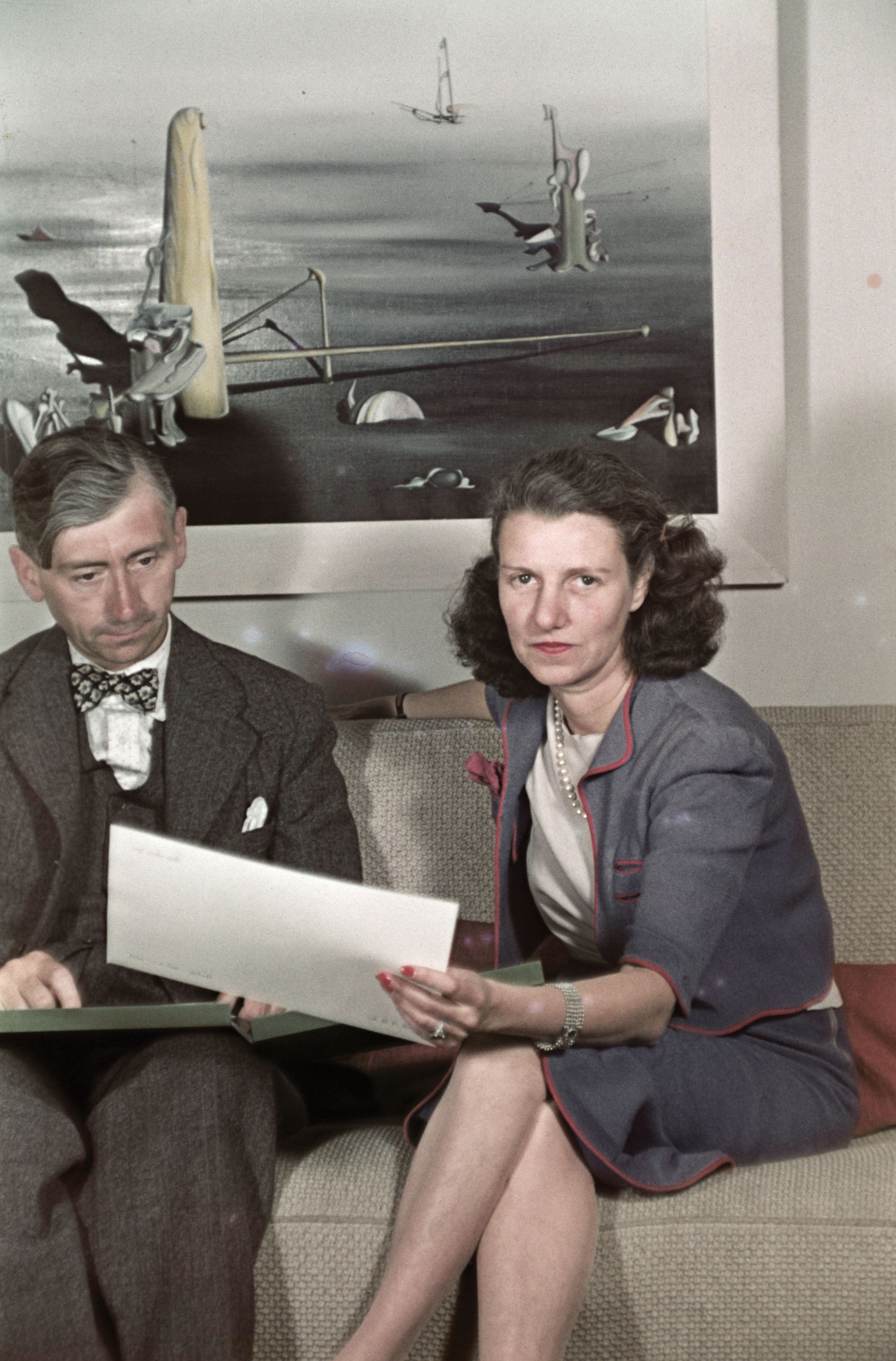Peggy Guggenheim with the English art historian Herbert Read in 1939, during her time in the UK
Gisèle Freund/RMN-GP
