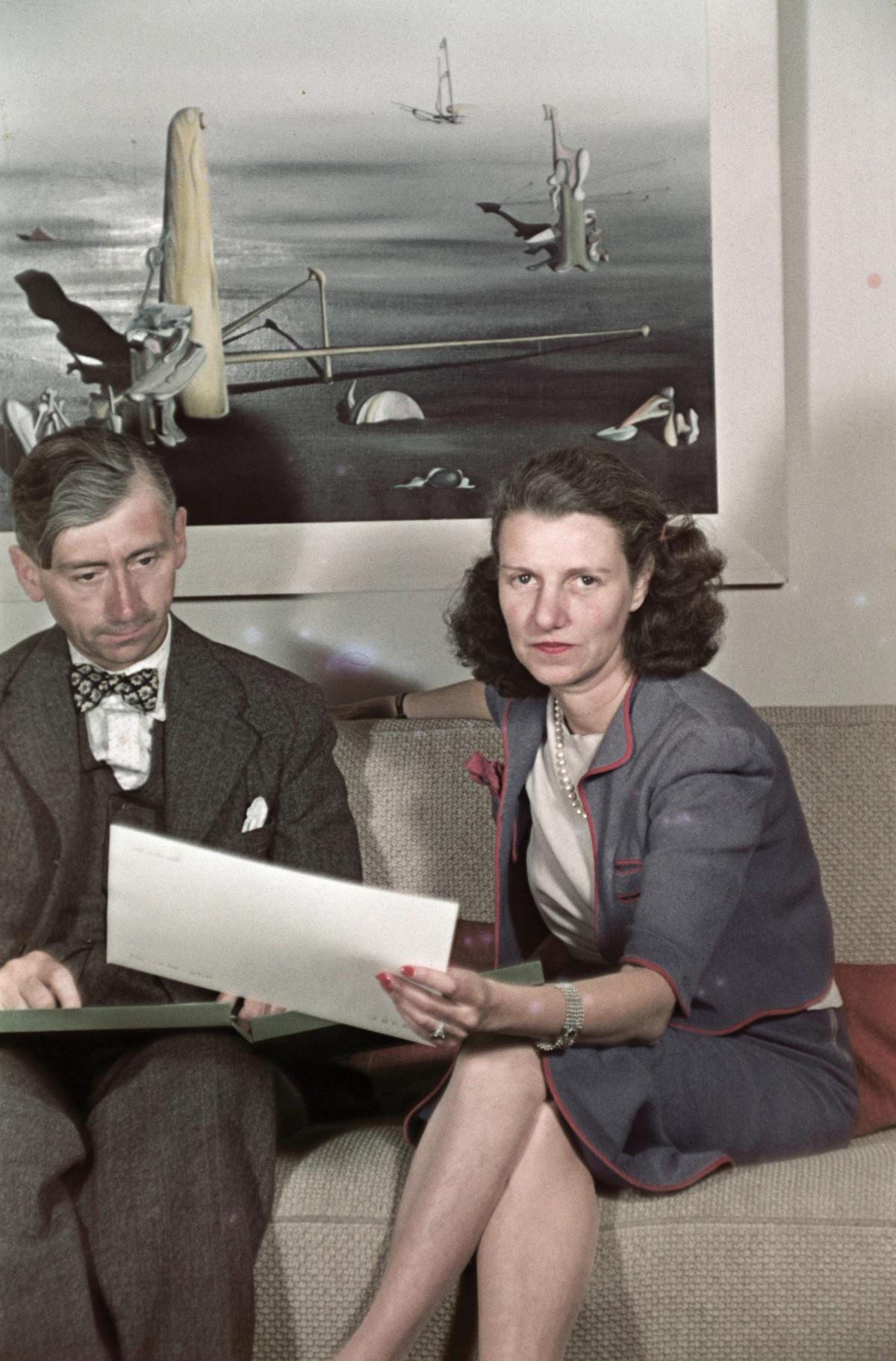 Peggy Guggenheim with the English art historian Herbert Read in 1939, during her time in the UK
Gisèle Freund/RMN-GP

