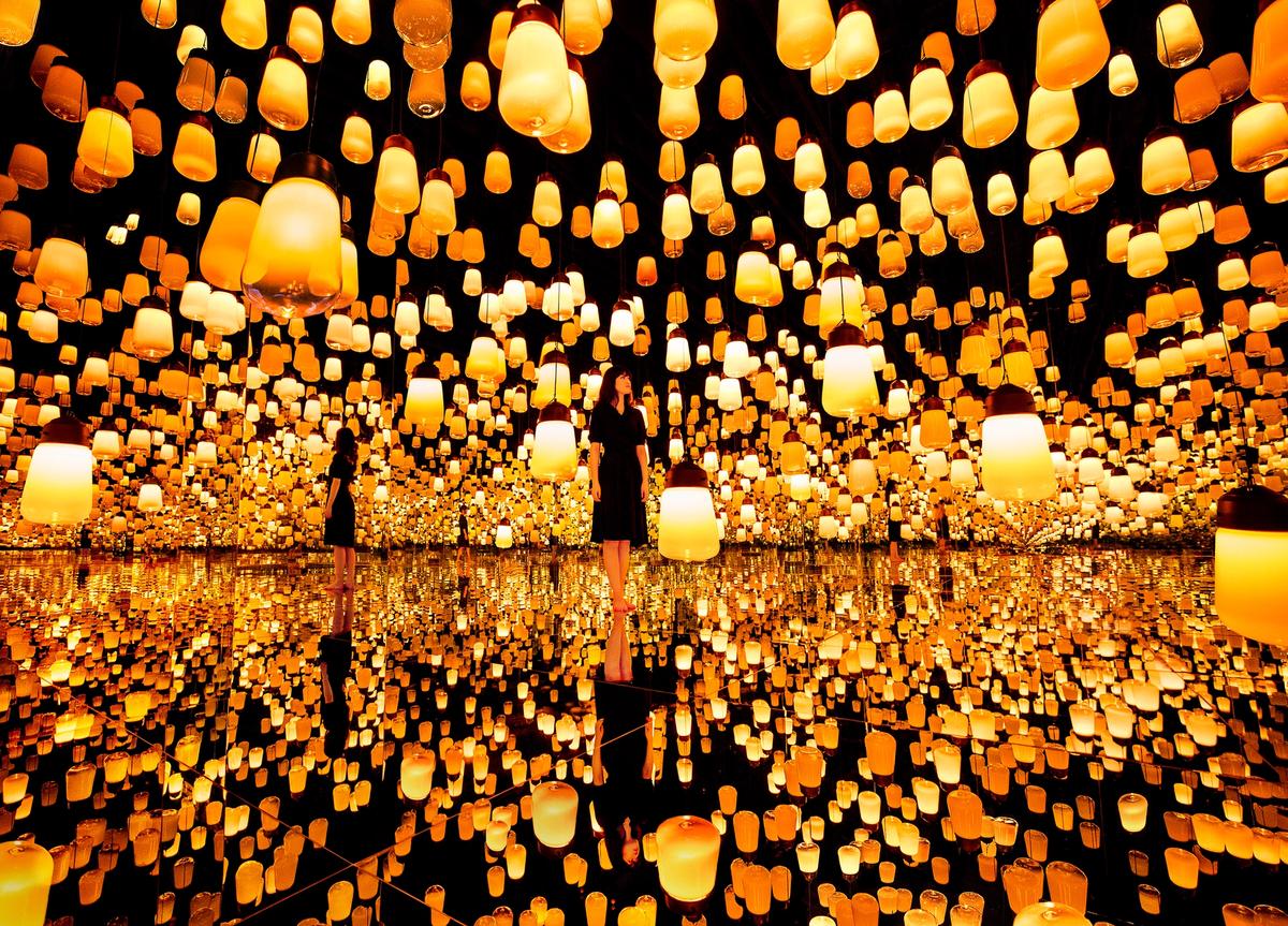 teamLab's installation Forest of Resonating Lamps - Fire © teamLab