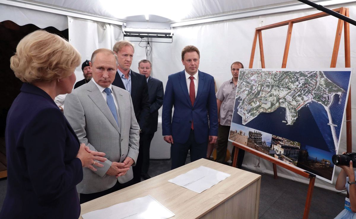 Olga Golodets, Vladimir Putin and Dmitry Ovsyannikov meet in Sevastopol this summer © Mikhael Klementye and the Kremlin