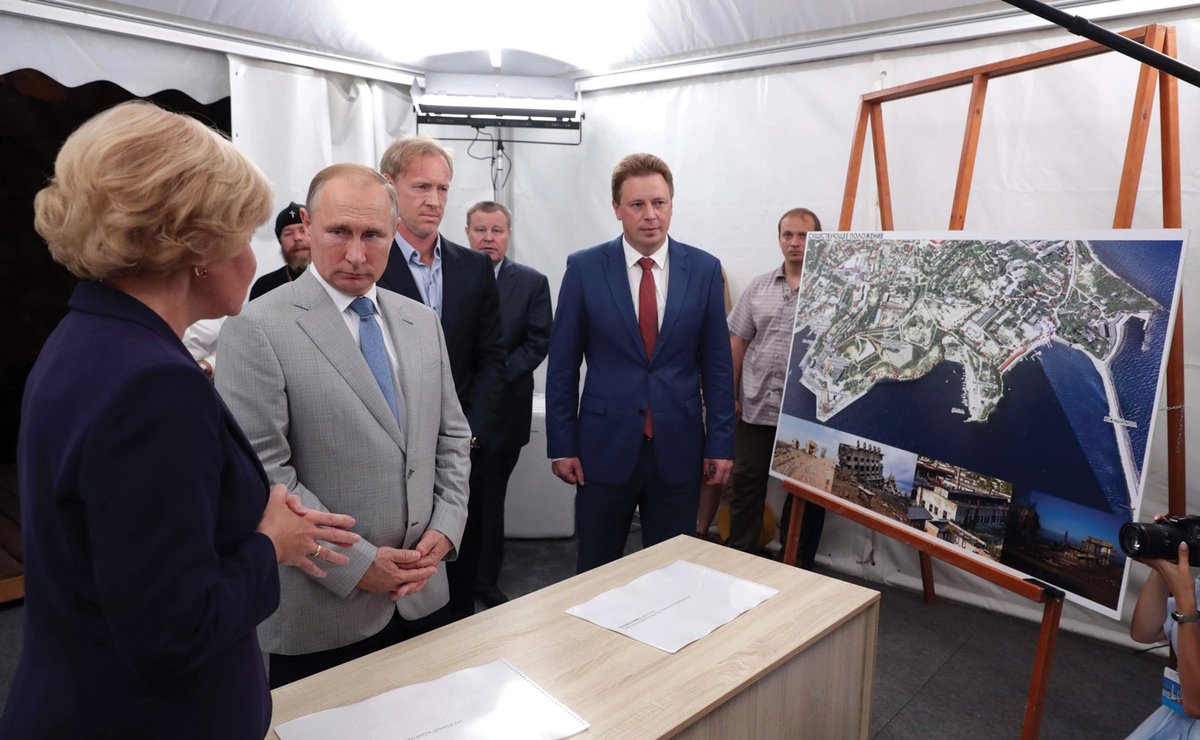 Olga Golodets, Vladimir Putin and Dmitry Ovsyannikov meet in Sevastopol this summer © Mikhael Klementye and the Kremlin