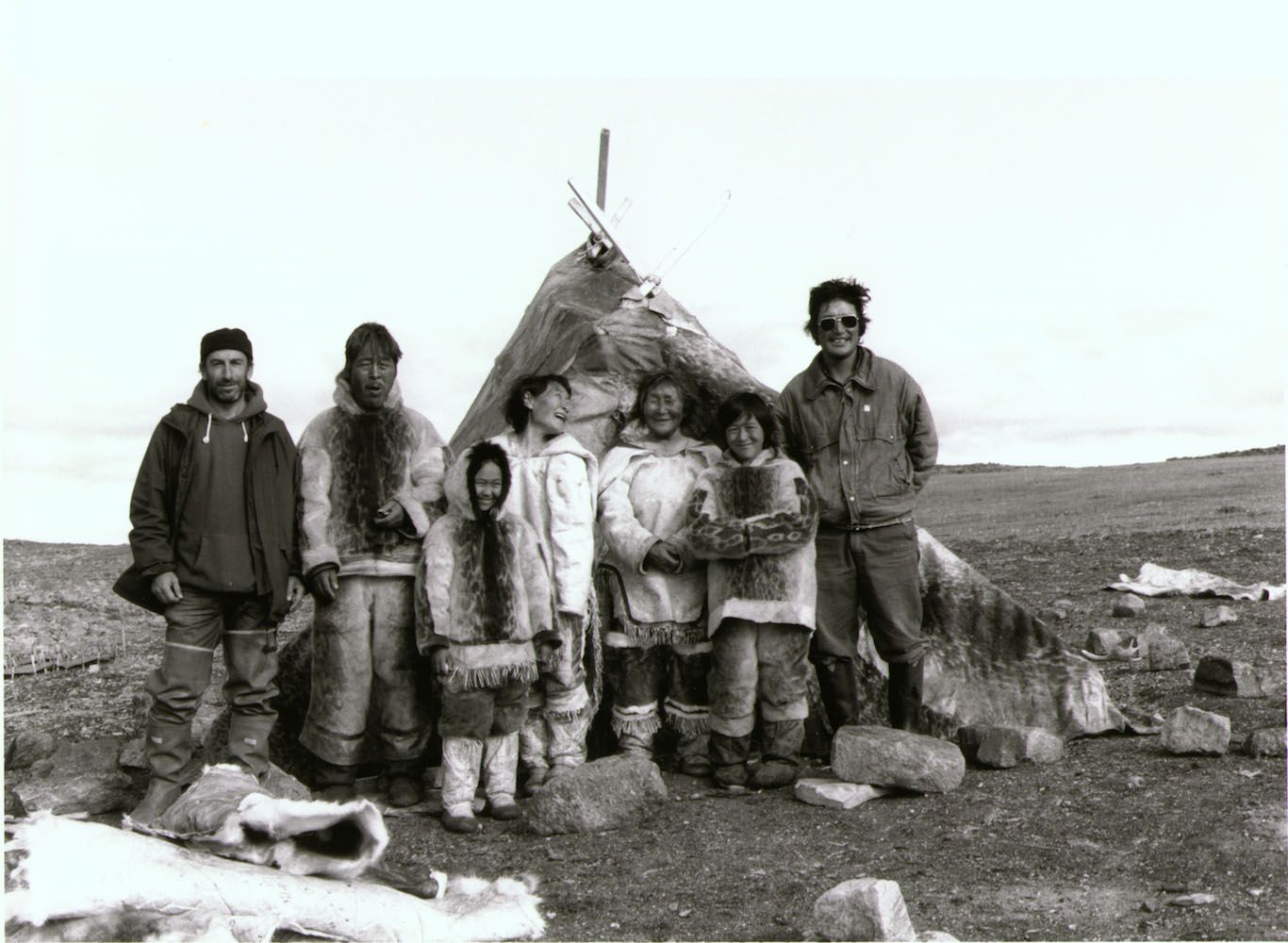 Left to right: Norman Cohn, Pauloosie Qulitalik, Lizzie Qulitalik, Mary Qulitalik, Rachel Uyarashuk, Jonah Uyarashuk, Zacharias Kunuk, on the set of Nunaqpa (Going Inland, 1990). Isuma