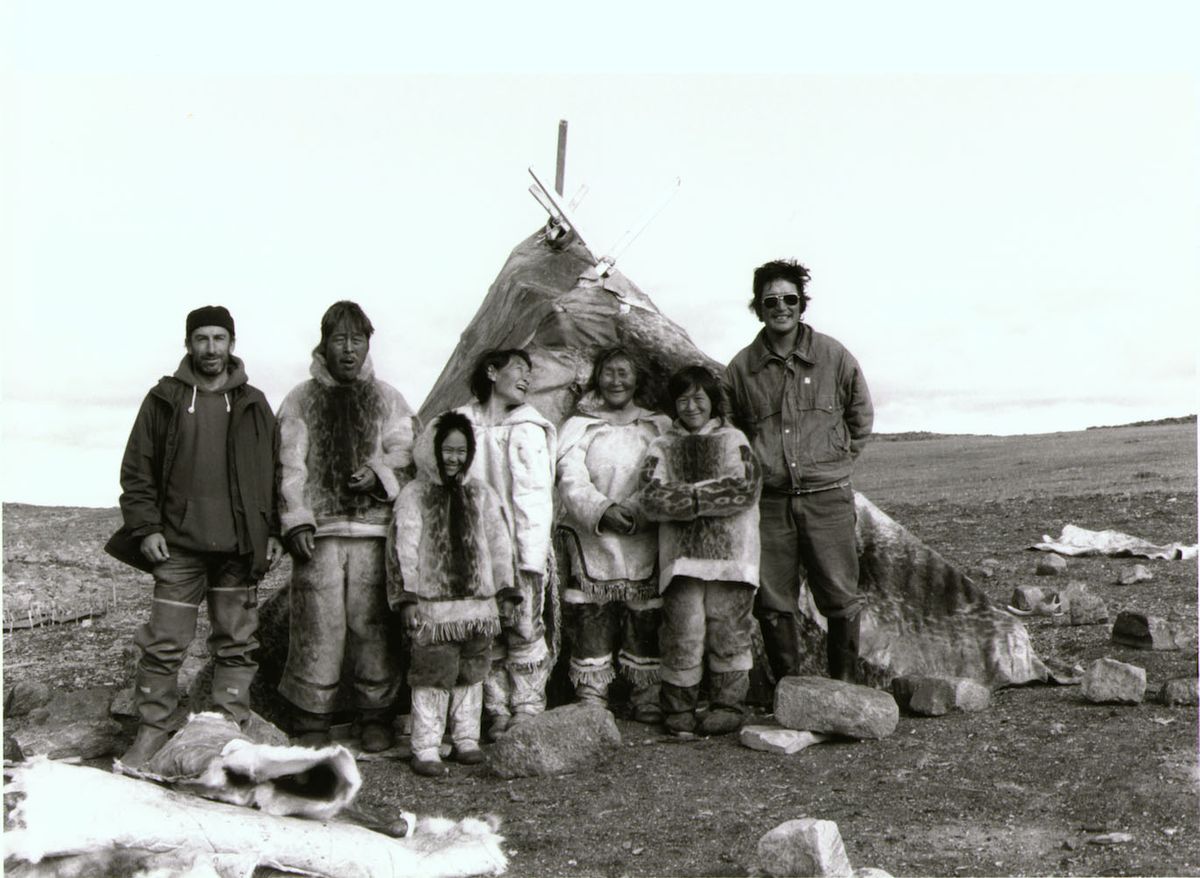 Left to right: Norman Cohn, Pauloosie Qulitalik, Lizzie Qulitalik, Mary Qulitalik, Rachel Uyarashuk, Jonah Uyarashuk, Zacharias Kunuk, on the set of Nunaqpa (Going Inland, 1990). Isuma