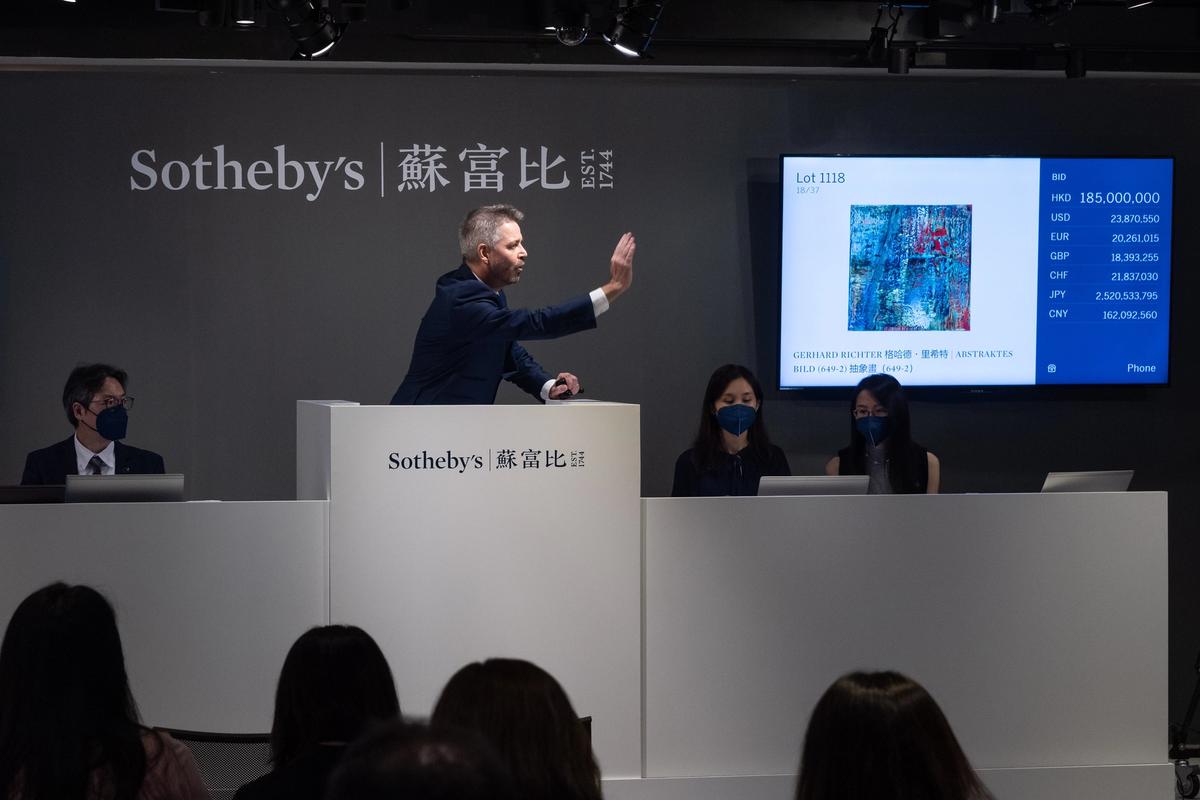 Abstraktes Bild (649 - 2) by Gerhard Richter sells at Sotheby's Hong Kong © Sotheby's