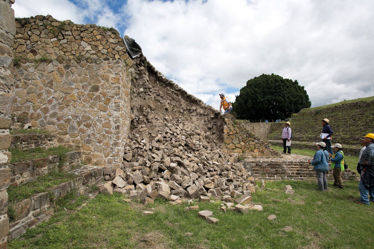 Monte Albán, part of the ball court wall collapsed after the quake. Fidel Ugarte Liévana