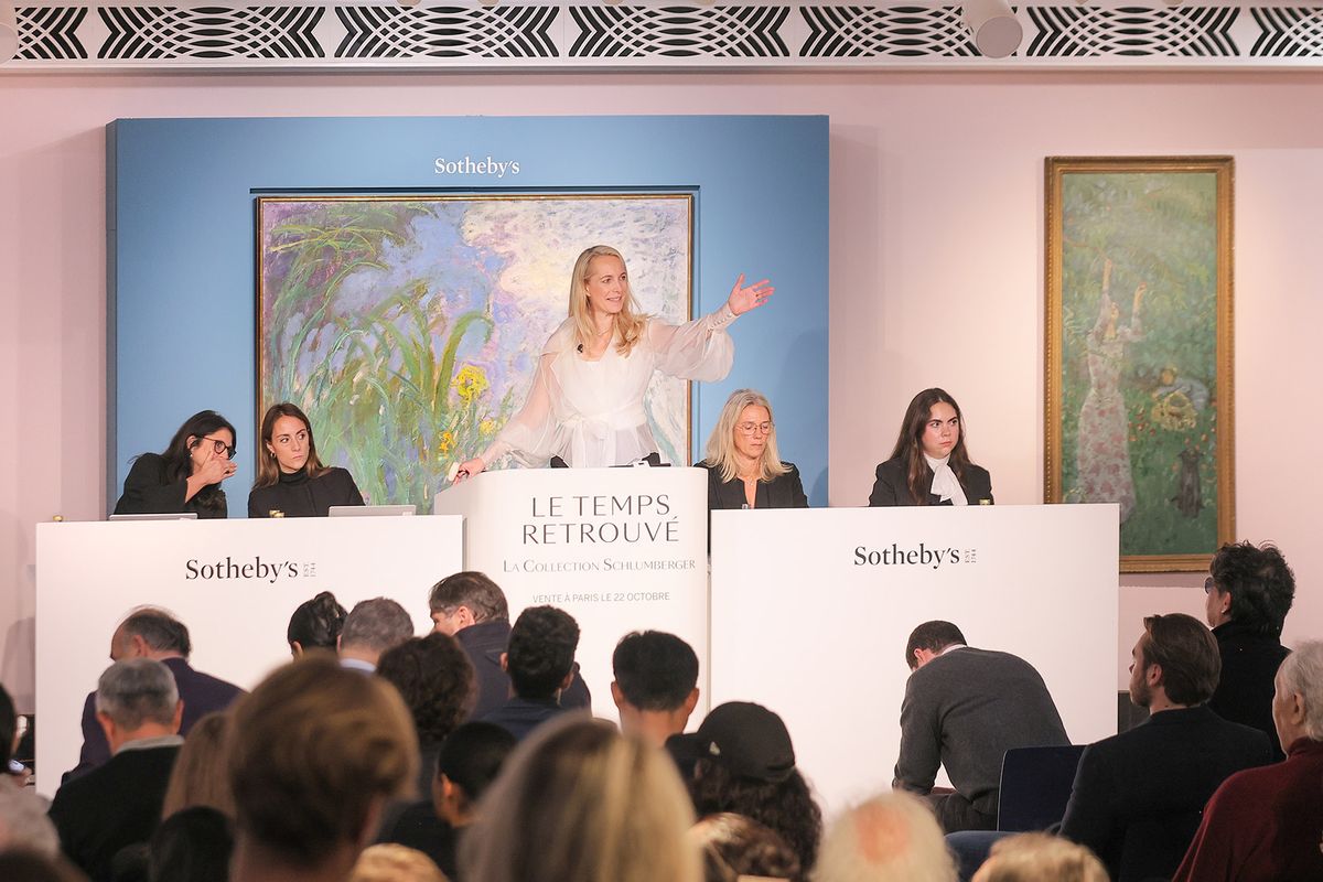 Aurelie Vandervoorde fielding bids during Sotheby's Paris sale of The Schlumberger Collection
© Micha Patault / Sotheby’s