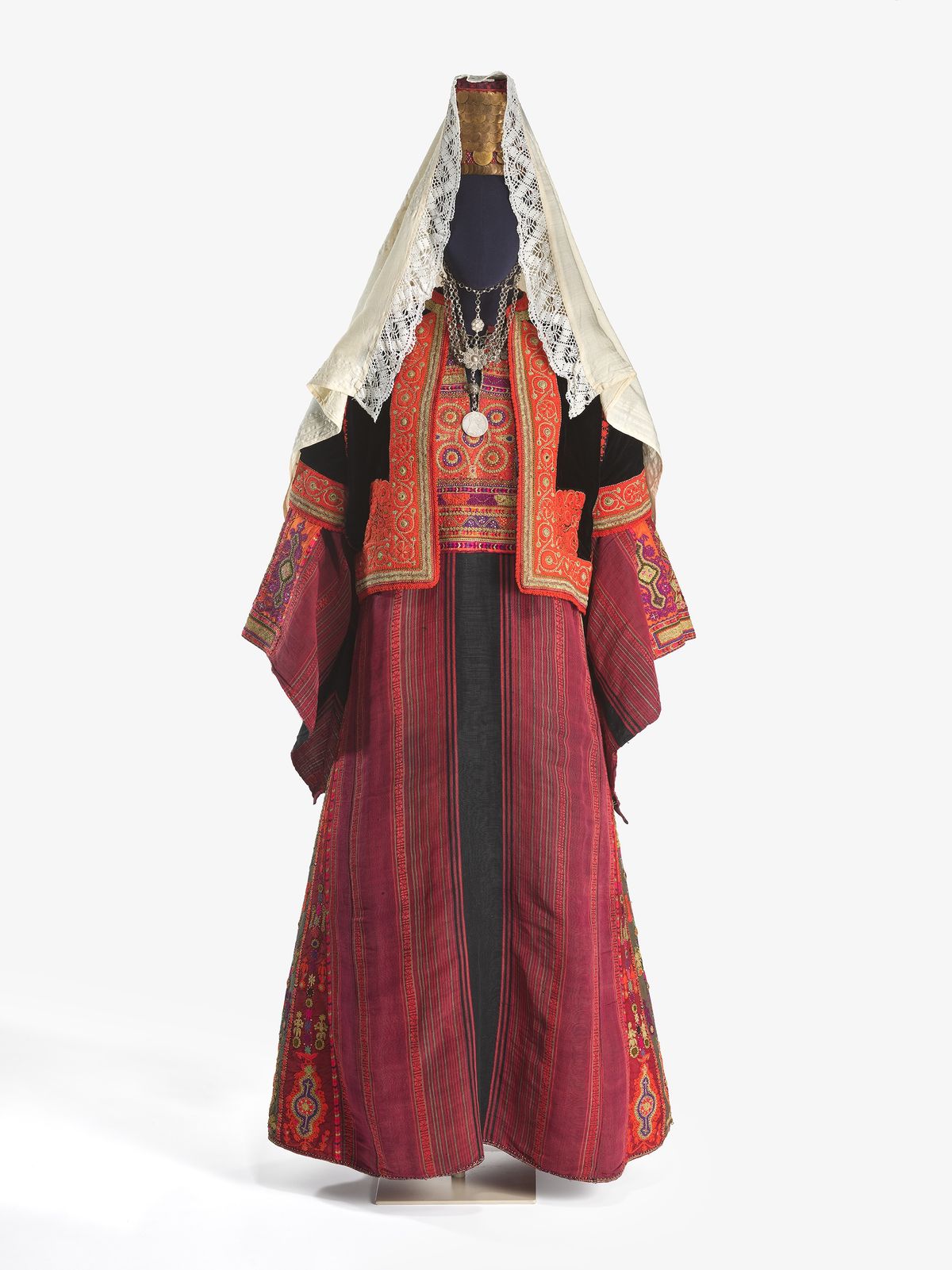 Bridal ensemble, 1910-1930, Bethlehem, Palestine © ROM / Paul Eekhoff