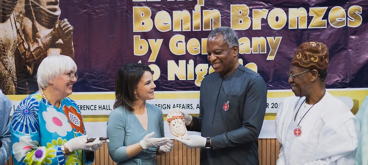 The German foreign minister, Annalena Baerbock, and the German commissioner for culture and the media, Claudia Roth, have returned the first 20 Benin bronzes from five German collections to Nigeria © Florian Gaertner/photothek.de