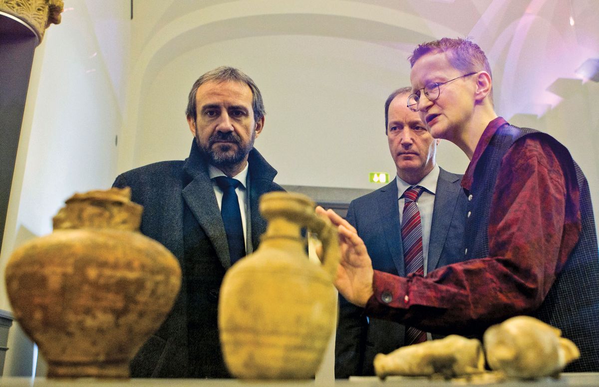Hermann Parzinger (left) wants more provenance research to be carried out in German collections REUTERS/Thomas Peter