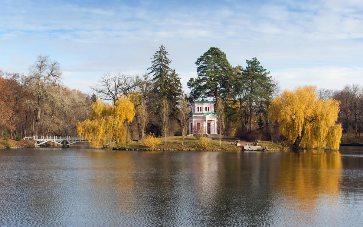 The upper pond and Pink Pavilion in the dendrological park “Sofijivka”, Uman
Photo: Olga Iljinich