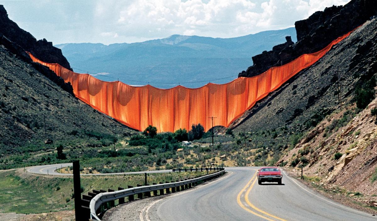 Installation view of Christo and Jeanne-Claude,Valley Curtain (Project for Colorado) (1972). Photo: Wolfgang Volz. © 1972 Christo and Jeanne-Claude Foundation. Courtesy Hexton Gallery. 