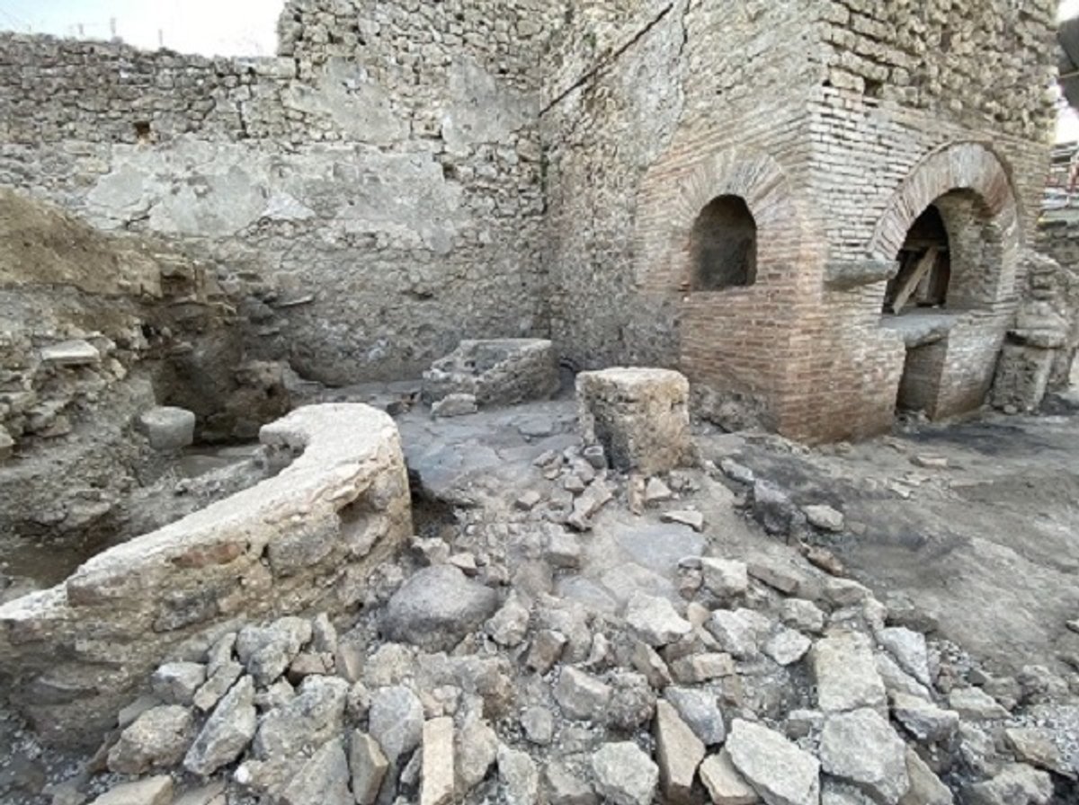 The newly discovered "bakery-prison" in Pompeii