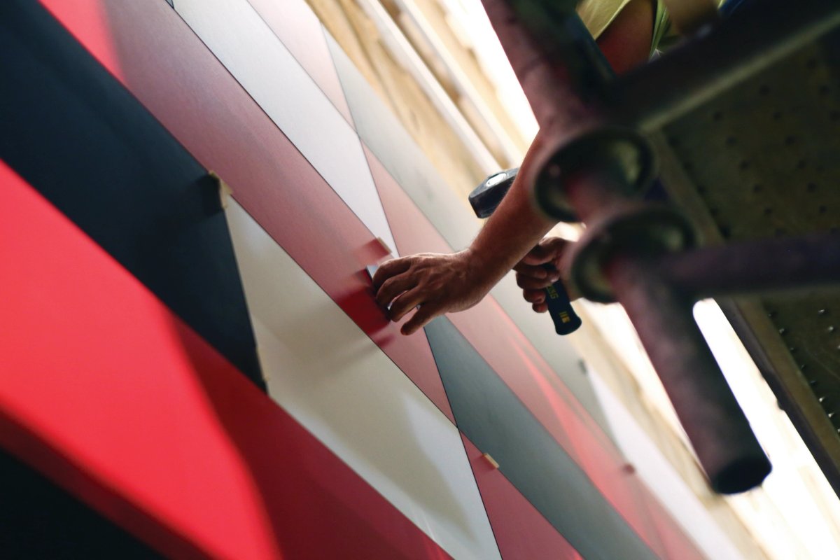 Workers install Josef Albers's recreated Manhattan mural in the MetLife building © Casey Fatchett