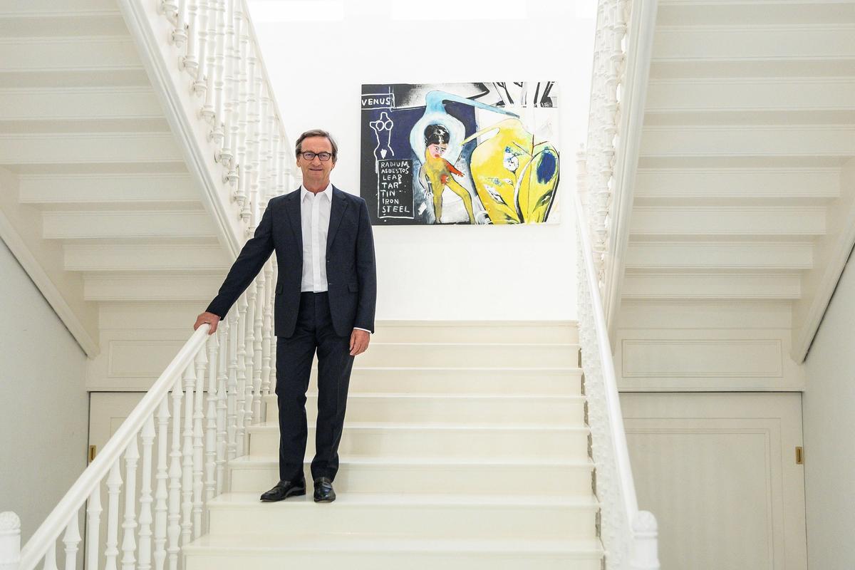 Thaddaeus Ropac in one of his two Salzburg galleries with a 1984 collaborative work by Jean-Michel Basquiat, Francesco Clemente and Andy Warhol, Ex-Ringeye © Herbert Rohrer/Wildbild