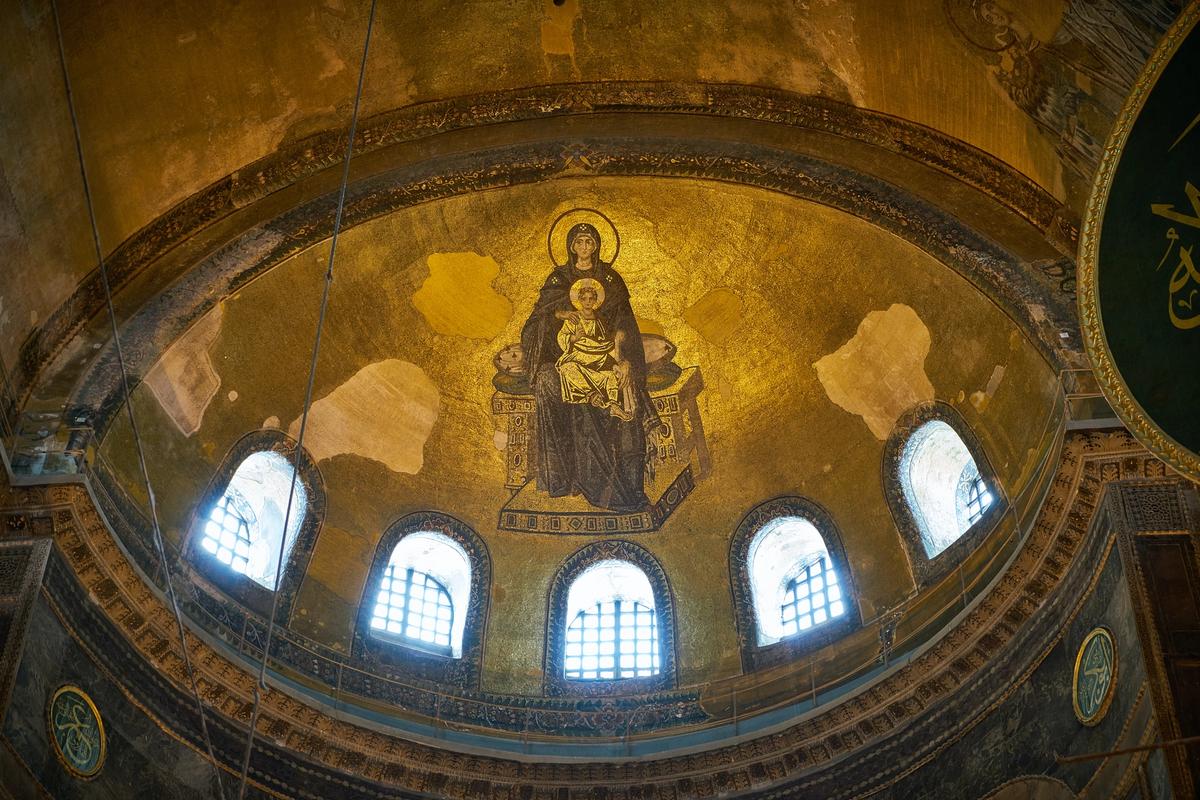 The mosaic of the Virgin and Child in the apse of the Hagia Sophia Photo: Engin Akyurt