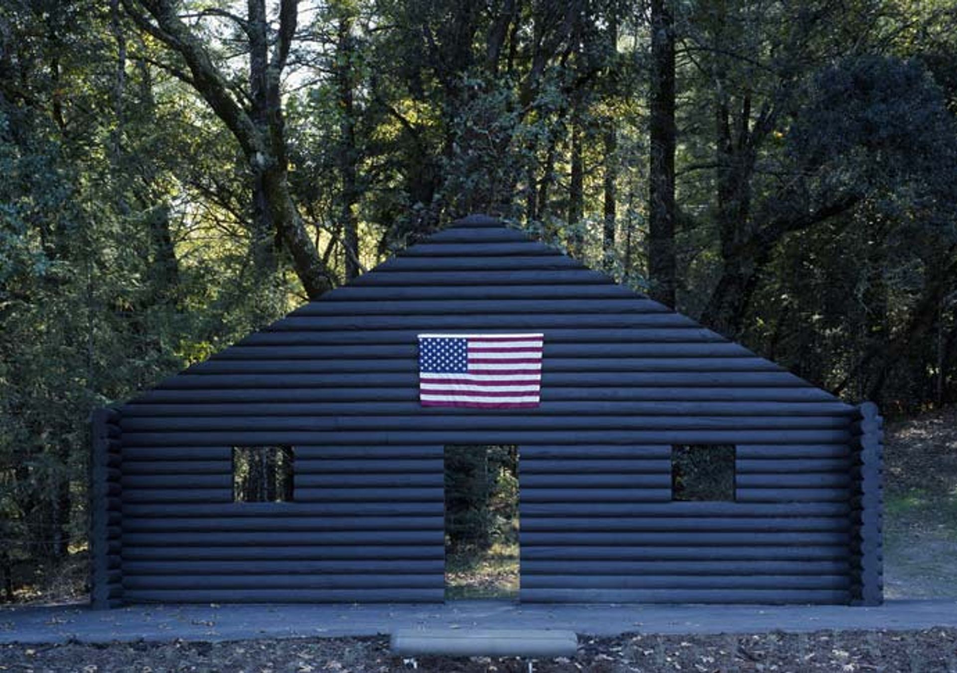 A different version of Cady Noland's Log Cabin, Blank with Screw Eyes and Café Door (Memorial to John Caldwell) (1993), from the collection Norman & Norah Stone Photo: stonescape.us