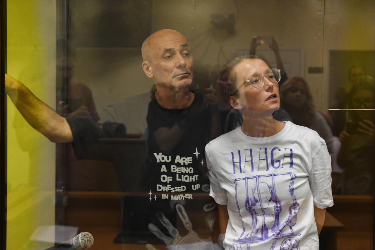 Anastasia Dyudyaeva (right) and her husband, Aleksandr Dotsenko in the courtroom dock

Photo: ZUMA Press Inc / Alamy Stock Photo