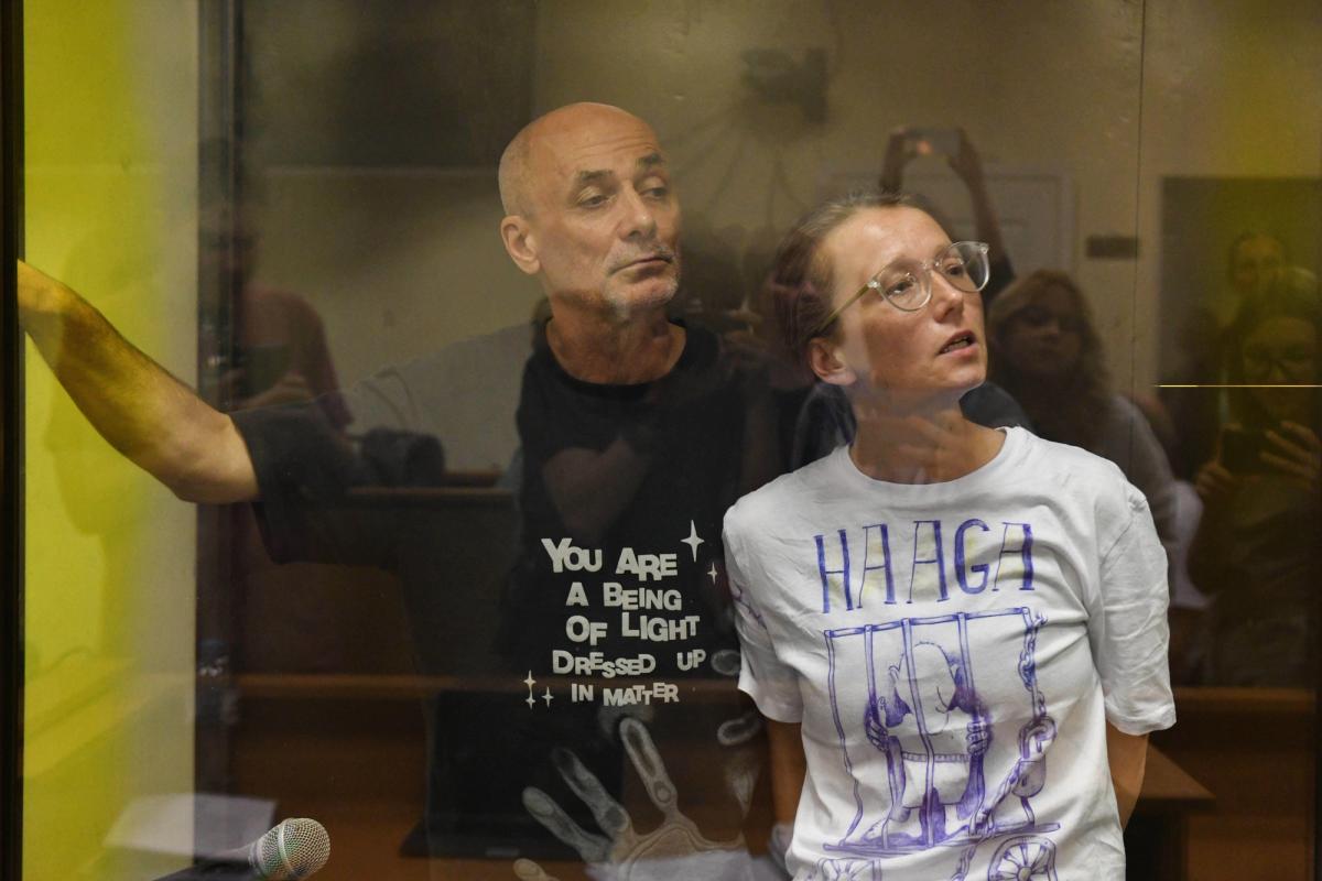 Anastasia Dyudyaeva (right) and her husband, Aleksandr Dotsenko in the courtroom dock
Photo: ZUMA Press Inc / Alamy Stock Photo