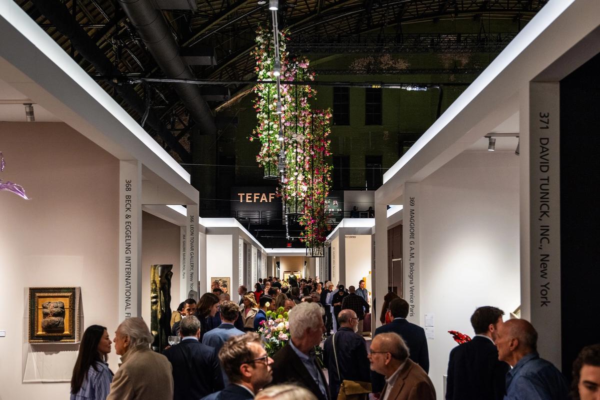 The packed aisles of Tefaf New York on opening day of its 2024 edition. 
Photo: Jitske Nap, courtesy Tefaf
