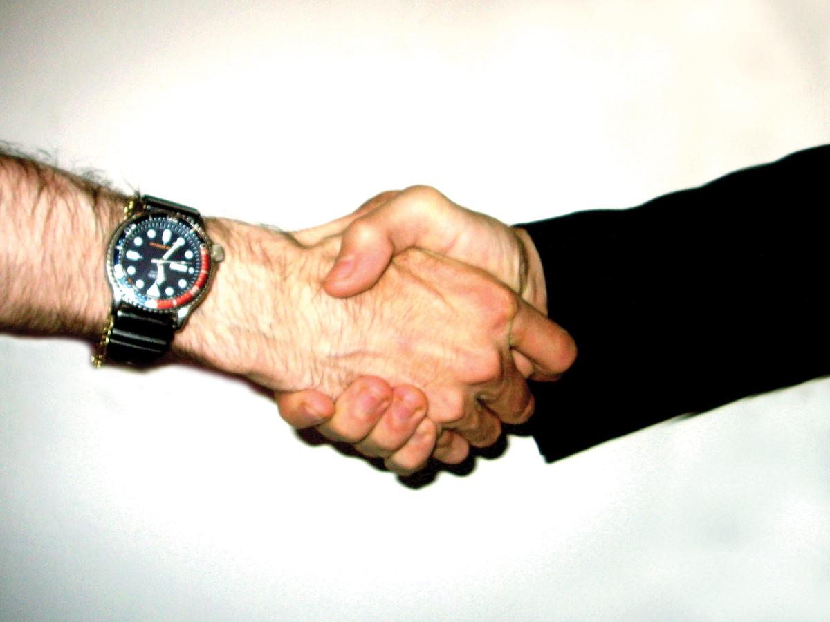 More than a handshake: having clear contracts in place is crucial between artists and galleries to avoid future disputes © Lucas