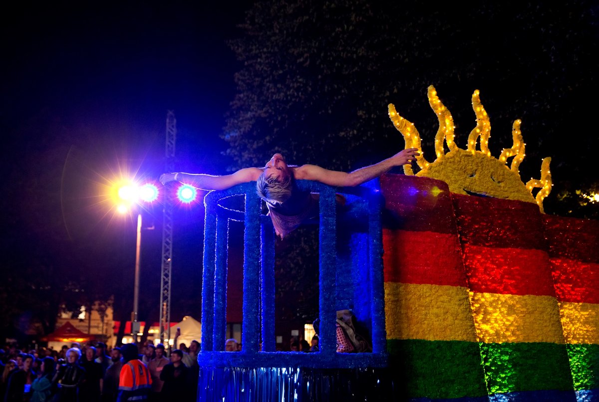 Hannah Quinlan and Rosie Hastings's live performance commissioned for Art Night 2019 in Walthamstow Town Square Photo: Rachel Cherry, courtesy of Art Night