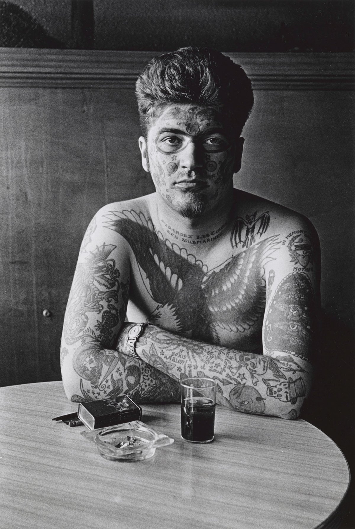 Diane Arbus, Jack Dracula at a bar, New London, Connecticut (1961) Courtesy of Metropolitan Museum of Art © Estate of Diane Arbus