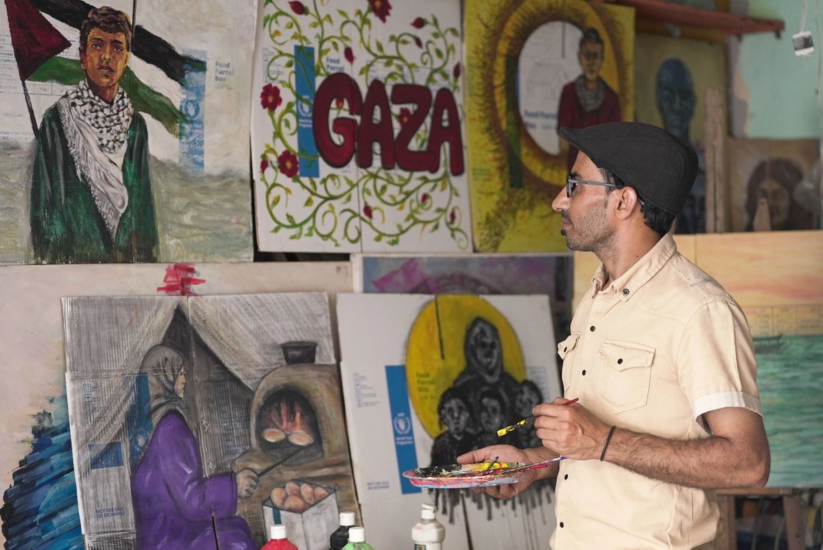 Ahmed Muhanna has explained that that he began painting on aid boxes due to a lack of art material
Photo: The United Nations World Food Programme (WFP)