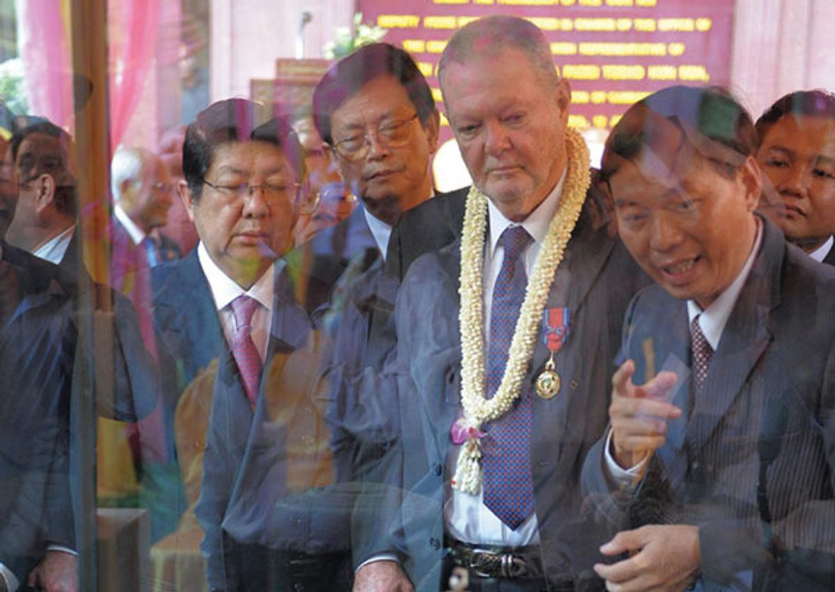 Cambodian deputy Prime Minister Sok An and British Khmer art collector Douglas Latchford at the National Museum of Cambodia in Phnom Penh on June 12, 2009. Latchford repatriated a number of Khmer antiquities during the event © TANG CHHIN SOTHY/AFP via Getty Images)