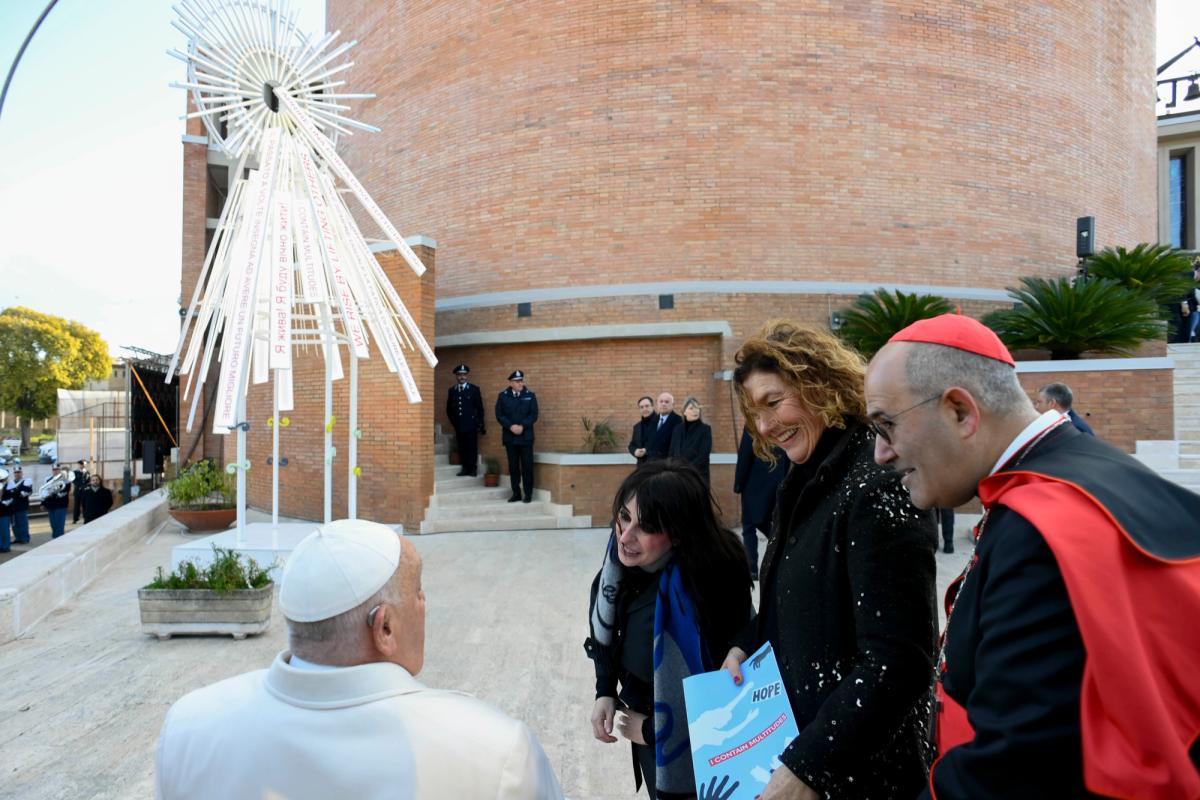 Pope Francis in conversation with the artist Marinella Senatore, Cardinale José Tolentino de Mendonça, Prefetto del Dicastero per la Cultura e l'Educazione, and thre curator Cristiana Perrella. Marinella Senatore, Io contengo moltitudini (2024).

Photo credit: Vatican Media.

