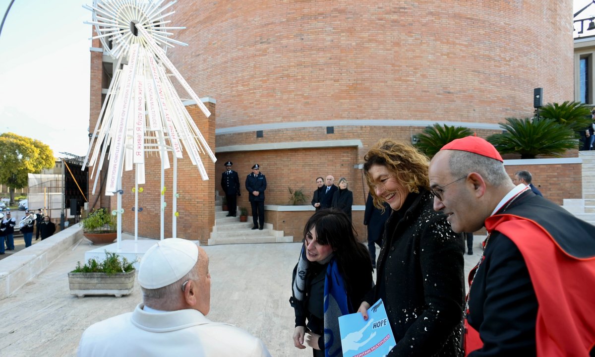 Prison inmates and artist Marinella Senatore create light installation for Vatican Jubilee Year Prison inmates and artist Marinella Senatore create light installation for Vatican Jubilee Year